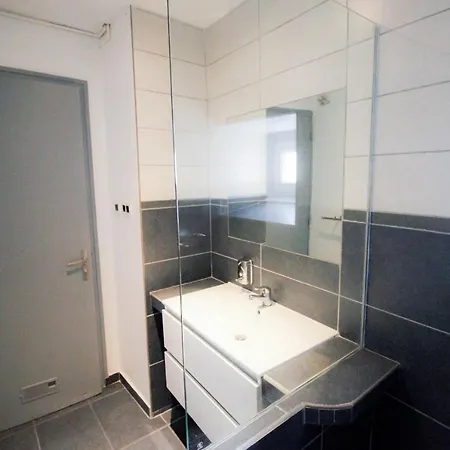 Apartment Calme Et Spacieux, Cite Et Ville A Pied, Wifi, 2 Chambres, 3 Lits *